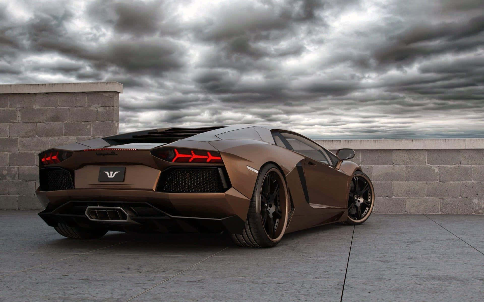HD Car 桌布 壁紙 — 一輛青銅色林寶堅尼 Aventador 在戲劇性的暴風雨天空下，停在混凝土屋頂上，紅色尾燈閃閃發光。