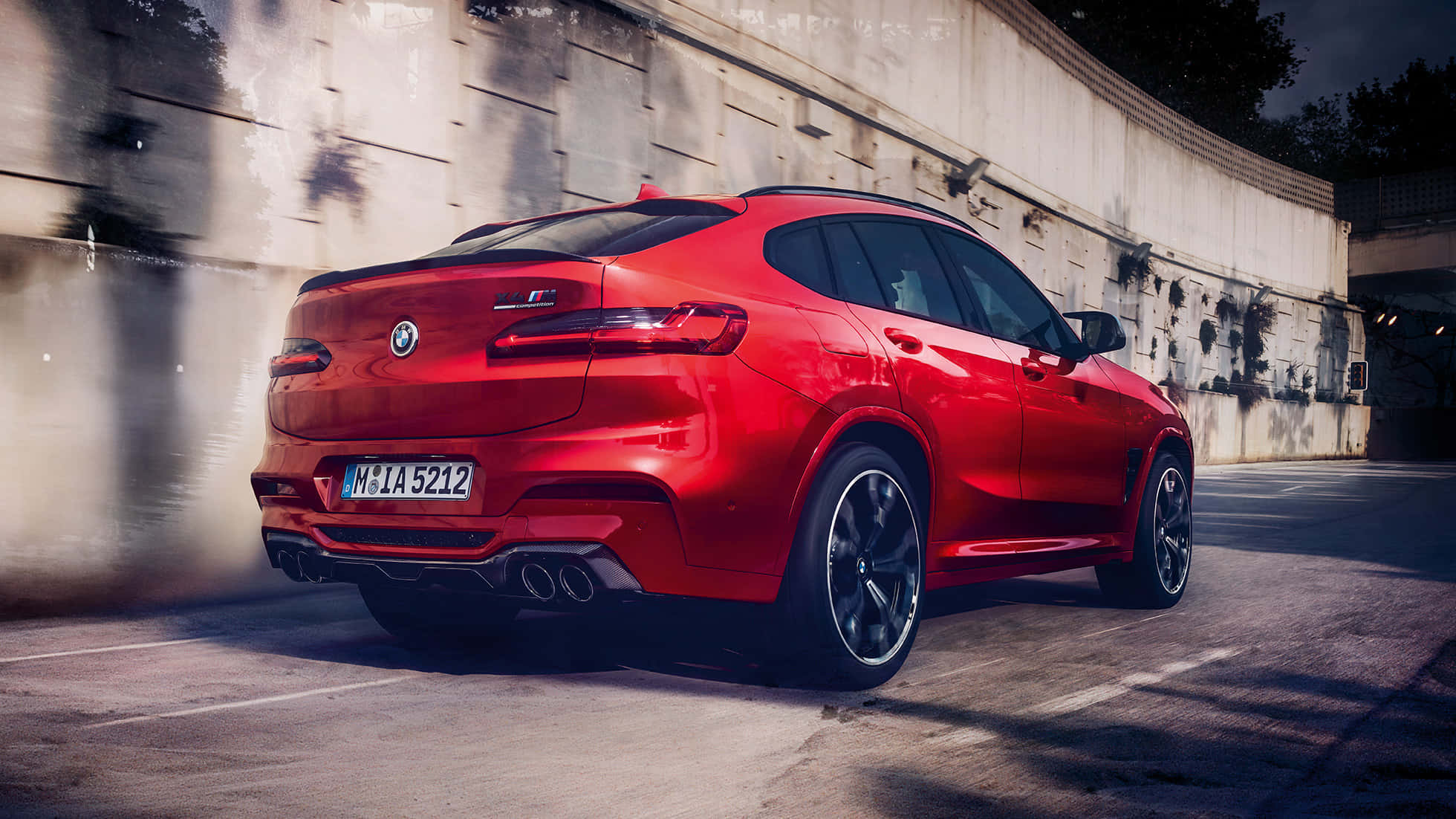 Bmw X4 桌布 壁紙 — 一輛鮮紅色的BMW X4 M40i SUV在都市隧道中疾馳，牆壁呈現動態模糊效果。
