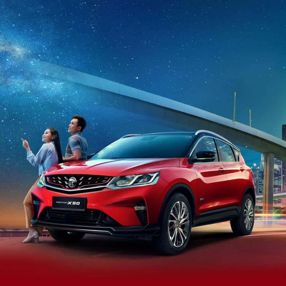 Proton 桌布 壁紙 — 一輛鮮紅色的Proton X50 SUV在星空下閃閃發光，一對情侶靠著它，旁邊是閃爍的城市景觀和高架橋。