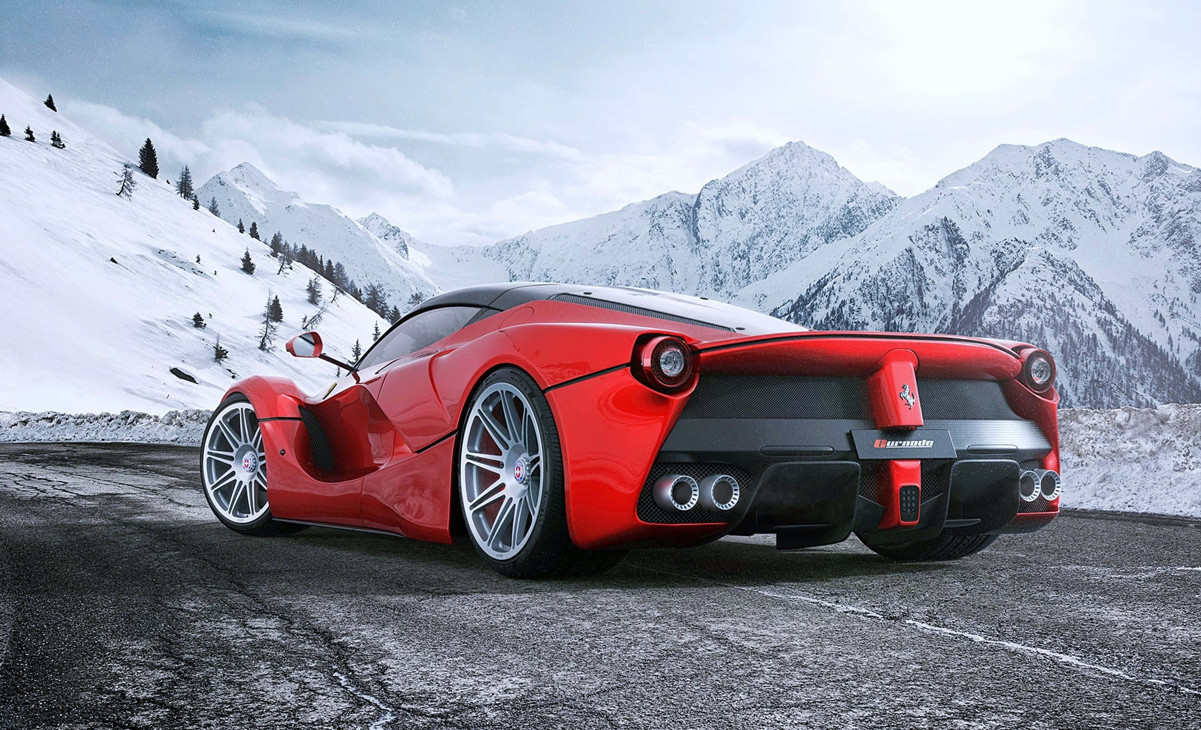 Ferrari Laferrari 桌布 壁紙 — 一輛鮮紅色的法拉利 LaFerrari 停泊在白雪覆蓋的山路上，背景是白雪皚皚的山峰。