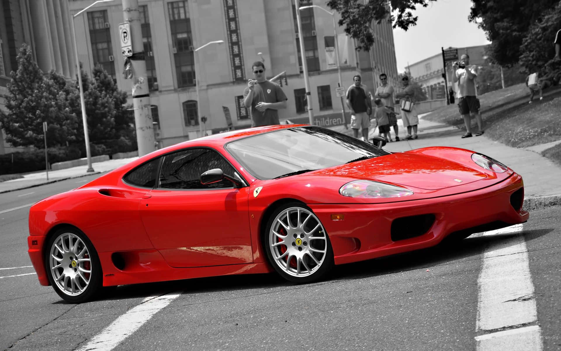 Ferrari 360 Modena 桌布 壁紙 — 一輛鮮紅色的法拉利F430跑車停泊在黑白背景的城市街道上。
