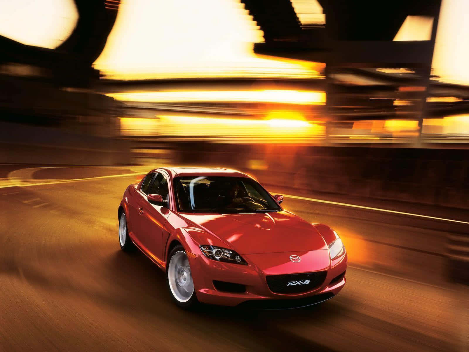 Mazda Rx-8 桌布 壁紙 — 一輛鮮紅色的萬事得RX-8在隧道中疾馳，金色光線條模糊了背景。