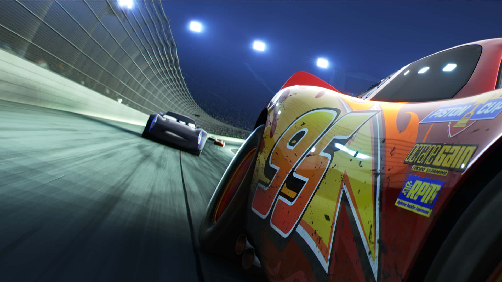 Disney Cars 桌布 壁紙 — 一輛鮮紅色的賽車（編號95）在明亮的泛光燈下，於夜間體育場賽道上飛馳。