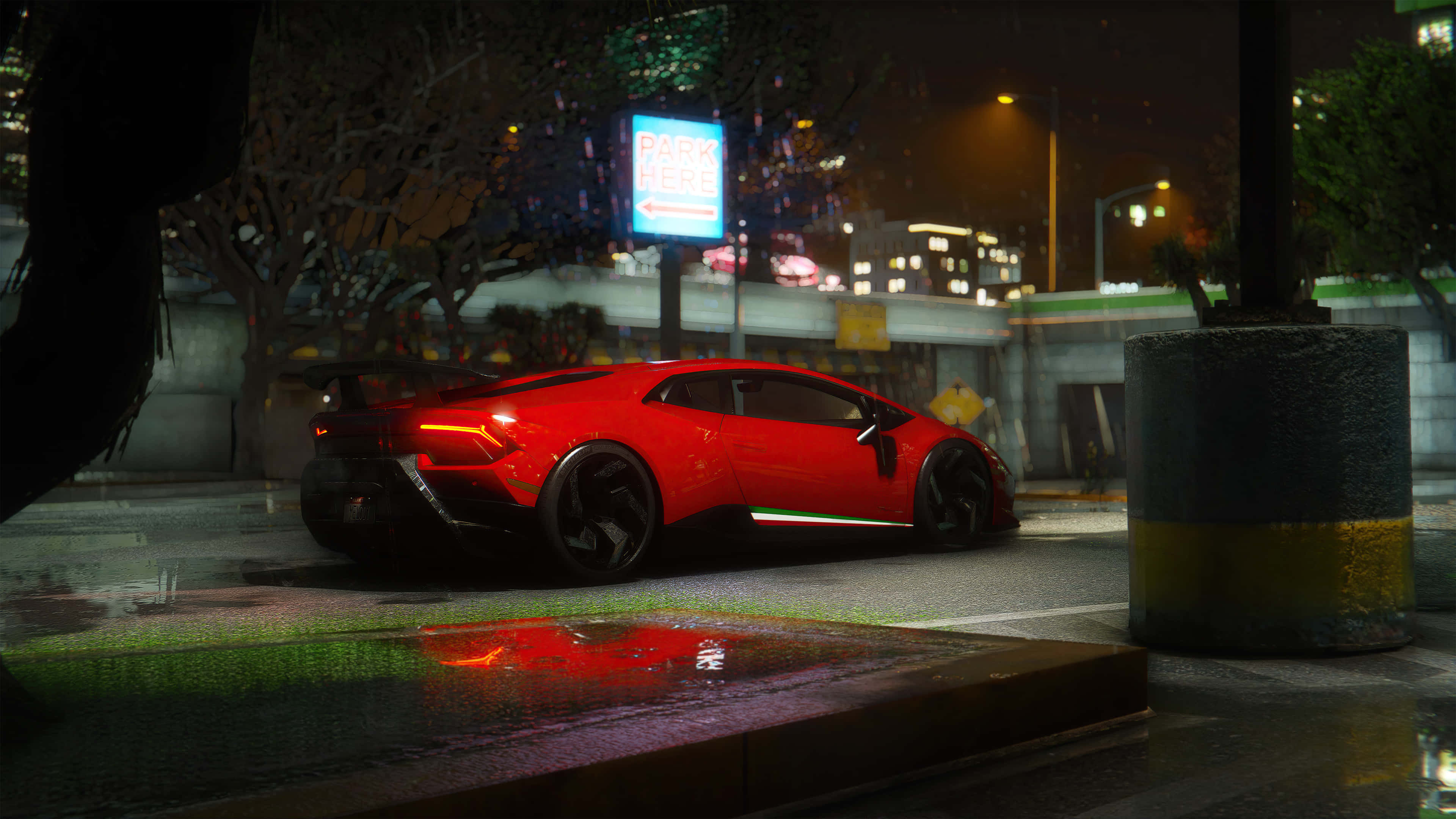 Gta 5 4K 桌布 壁紙 — 一輛鮮紅色的跑車在夜間濕漉漉的城市街道上，在霓虹燈下閃閃發光，將色彩繽紛的光芒反射在水坑上。