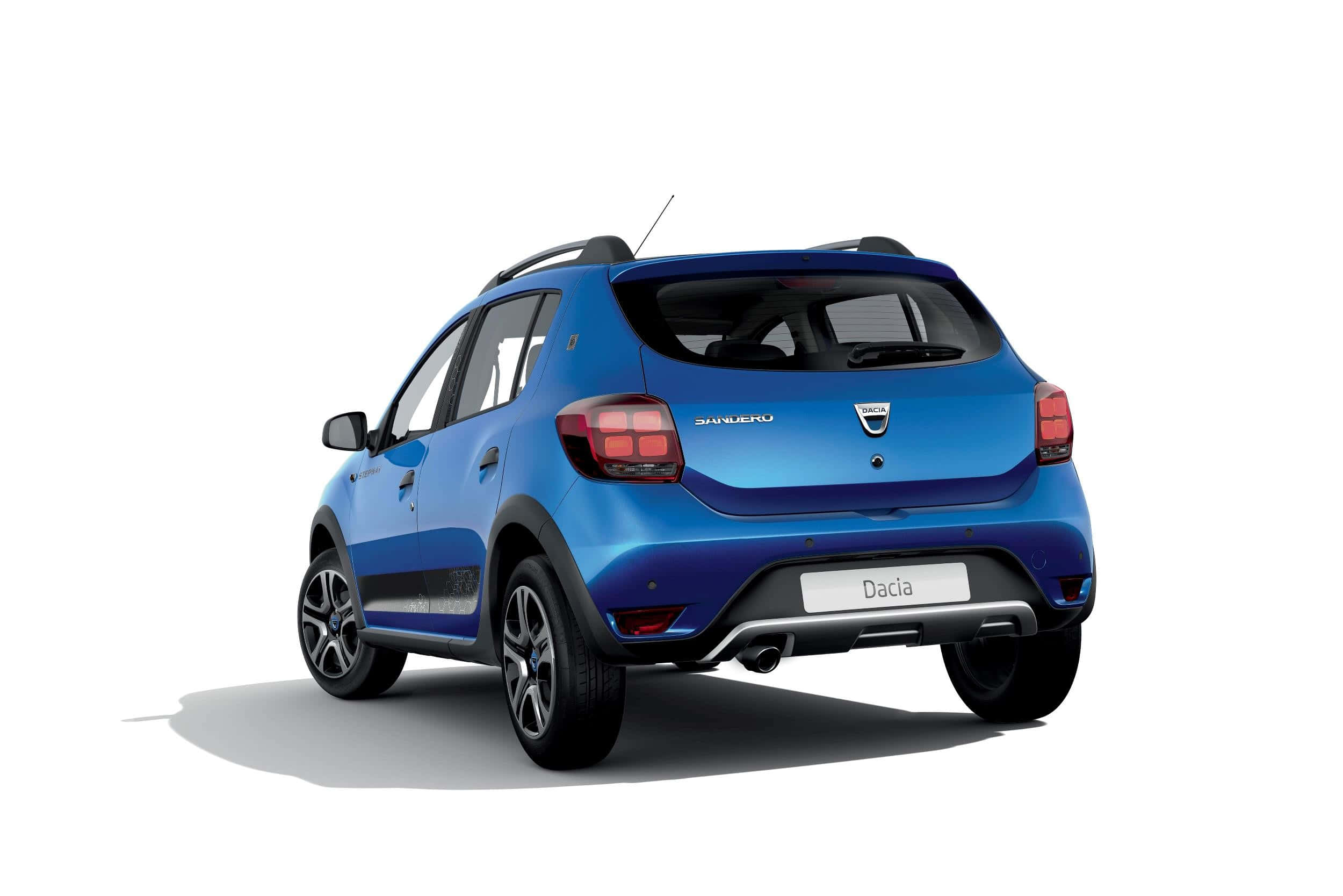 Dacia 桌布 壁紙 — 一輛鮮藍色的Dacia Sandero SUV，從後方四分之三角度展示在潔淨的白色背景上。