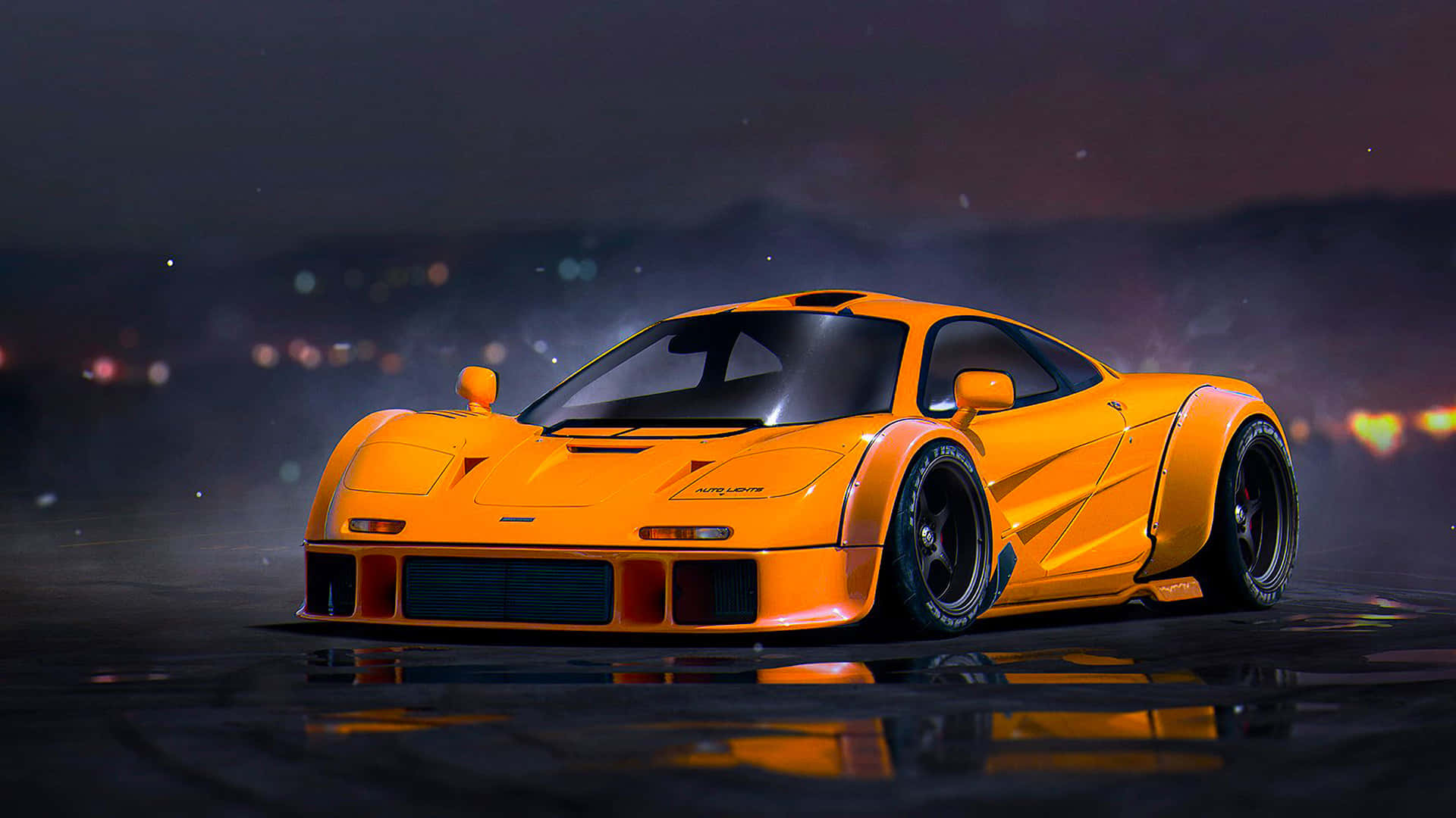麥拿侖 桌布 壁紙 — 一輛鮮豔的橙色McLaren F1跑車在夜燈下閃耀，行駛在潮濕反光的道路上，背景是模糊的城市散景。