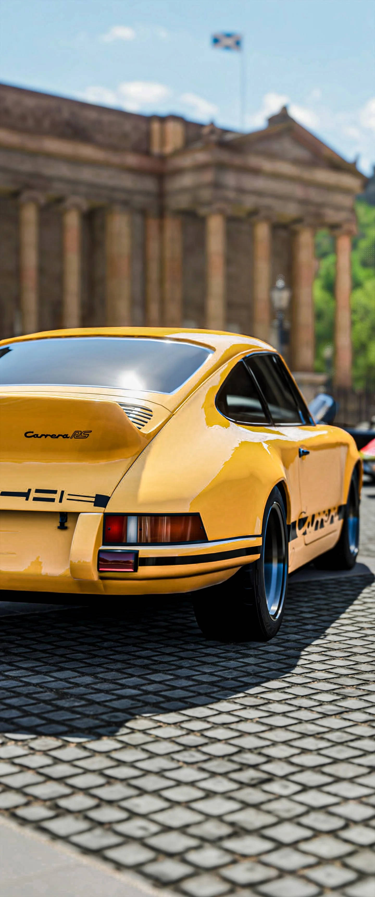 手機 桌布 壁紙 — 一輛鮮黃色保時捷911 Carrera RS在明亮的日光下停泊在宏偉古典建築前的鵝卵石路上。