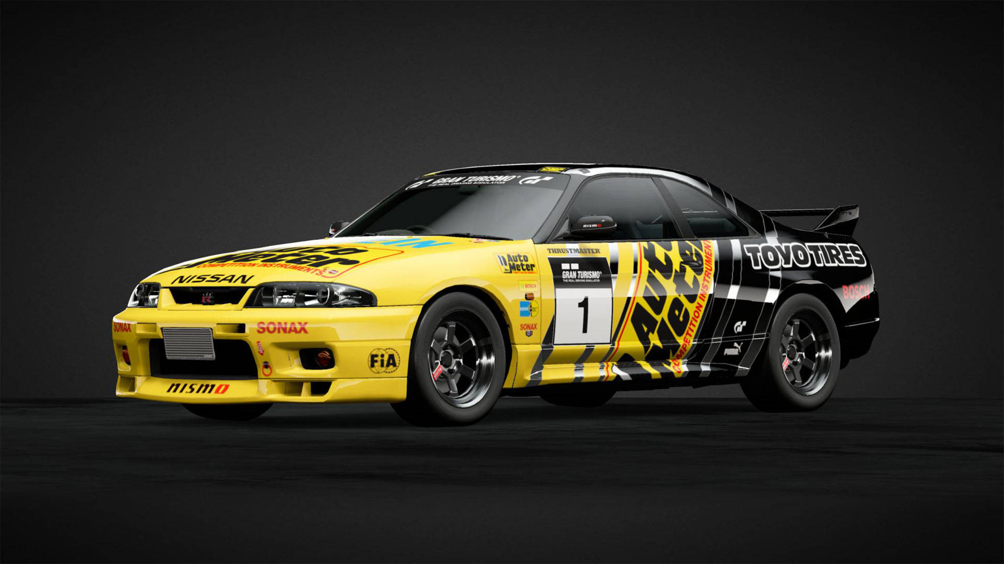 Nissan Skyline GTR R33 S-tune 壁紙 — 一輛鮮黃色和黑色的日產Skyline GT-R賽車，帶有1號和贊助商貼紙，在黑暗的攝影棚背景下蓄勢待發。