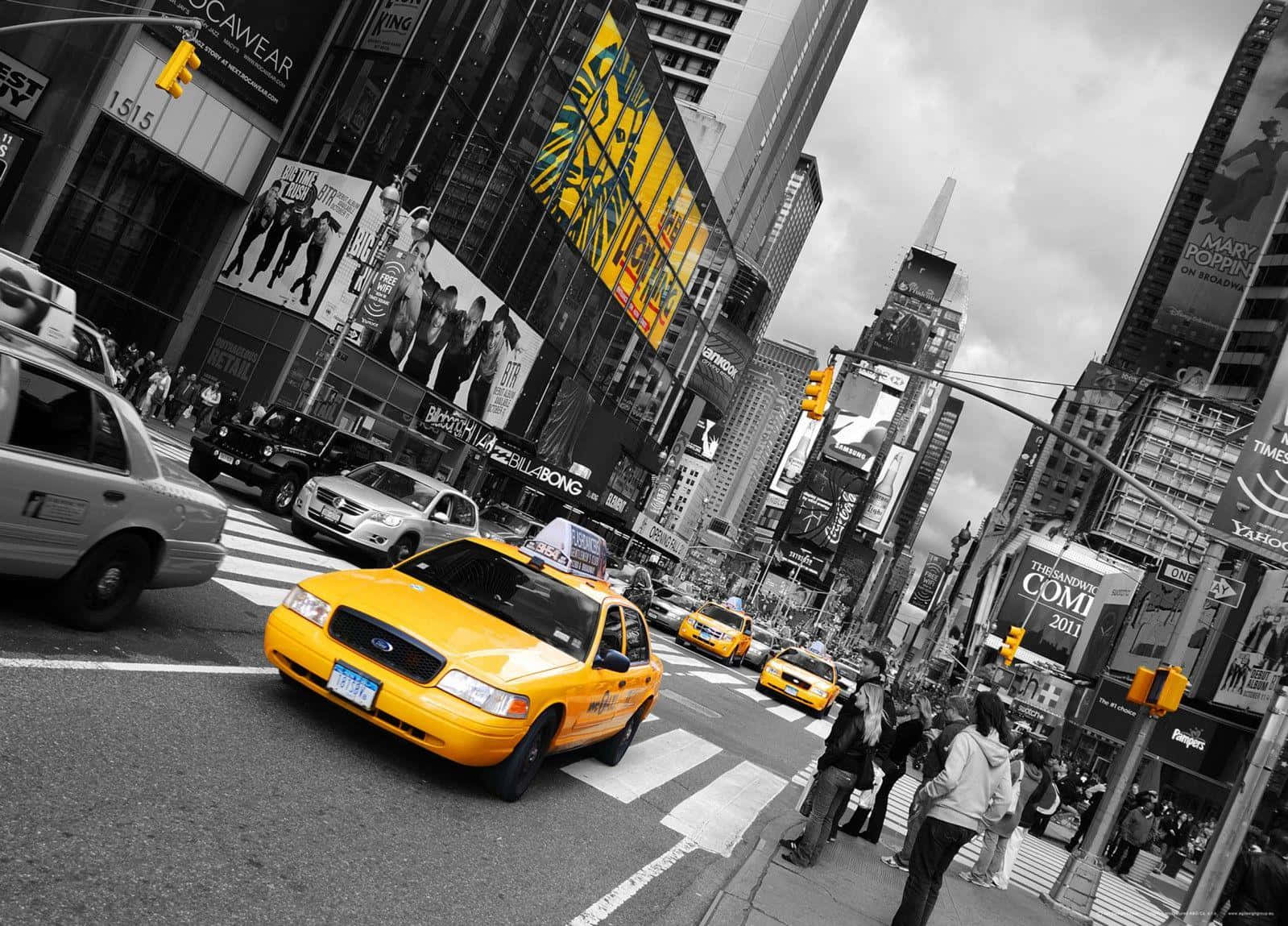 Yellow Cab 桌布 壁紙 — 一輛鮮黃色的士穿梭於繁忙的黑白時代廣場街道，街道上滿是行人及高聳的廣告牌。