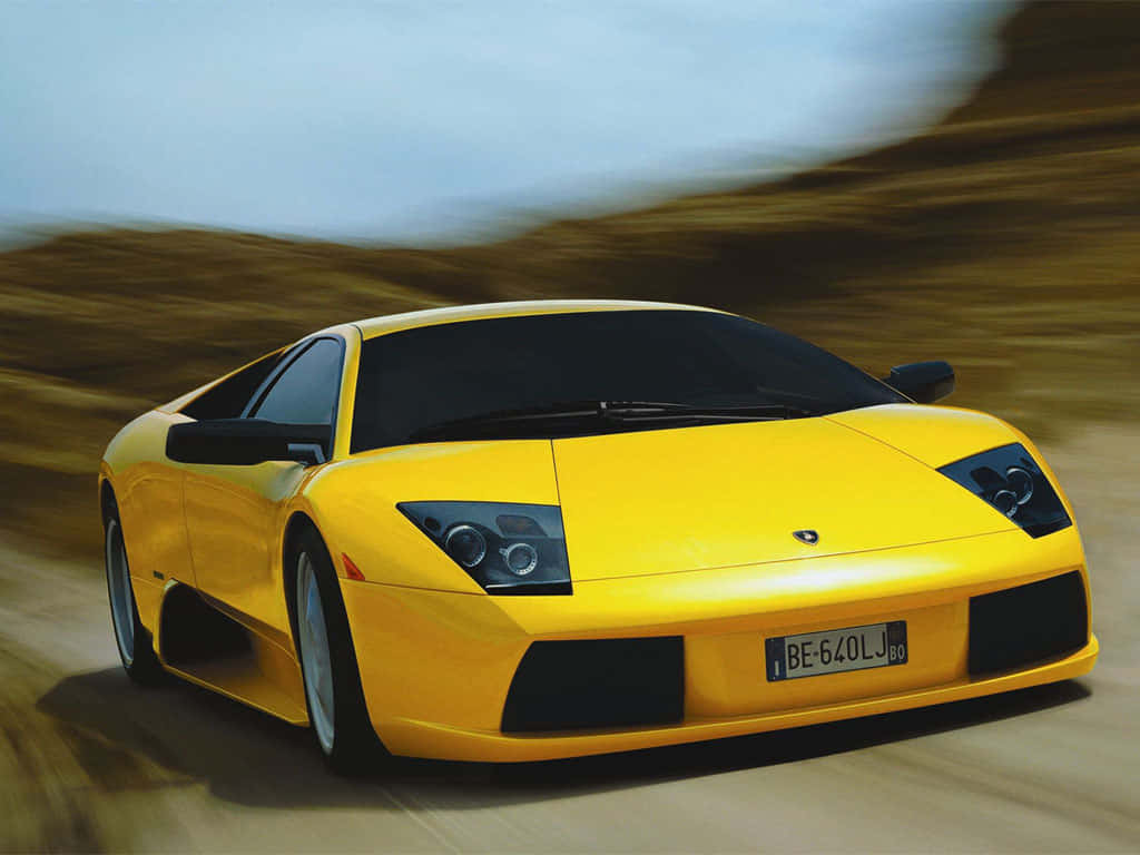 cars 桌布 壁紙 — 一輛鮮黃色的林寶堅尼 Murciélago 在沙漠公路上疾馳，模糊的大地色調呼嘯而過。