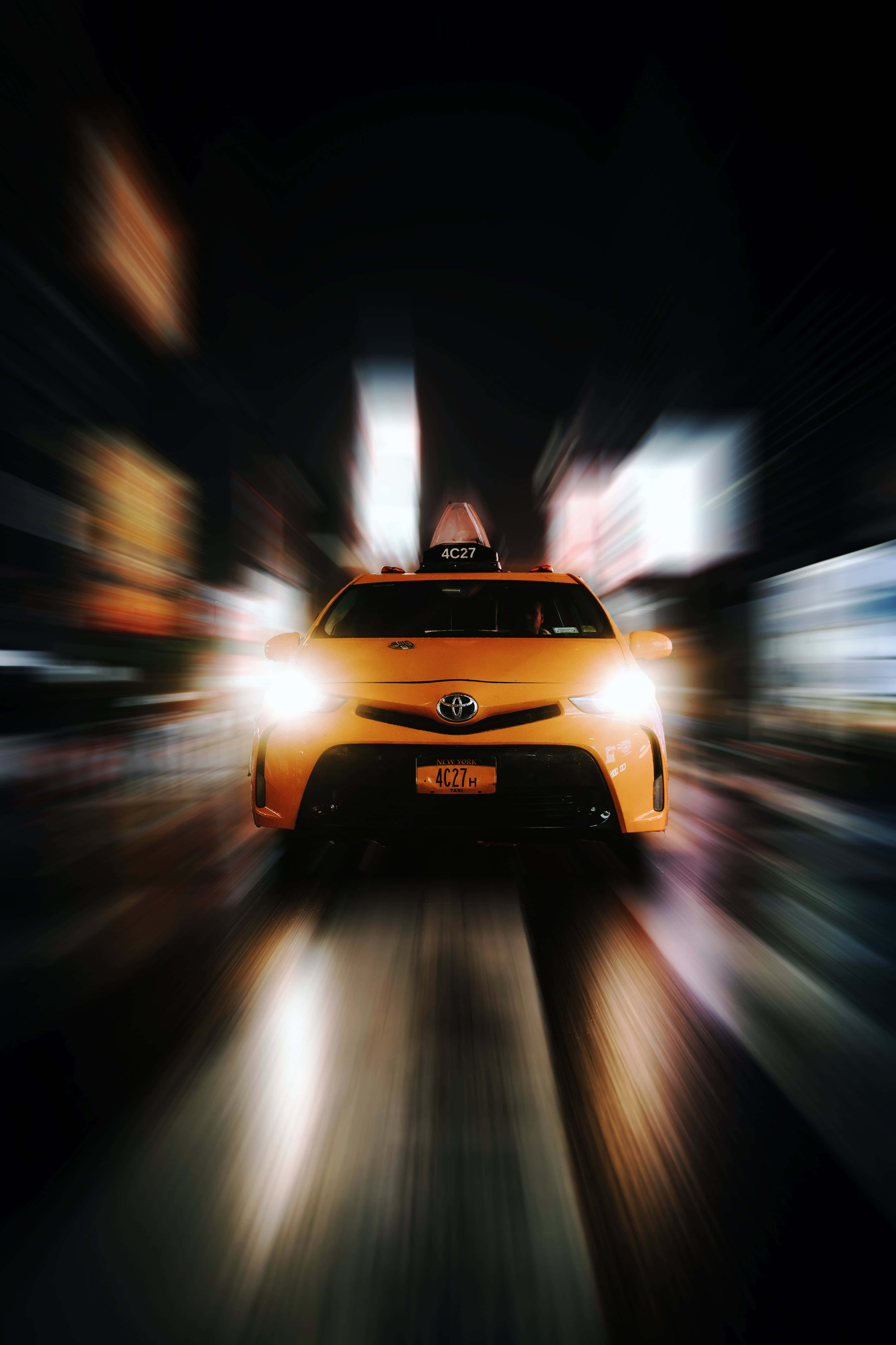 Yellow Cab 桌布 壁紙 — 一輛黃色出租車在夜晚的黑暗城市中疾馳，燈光模糊地掠過。