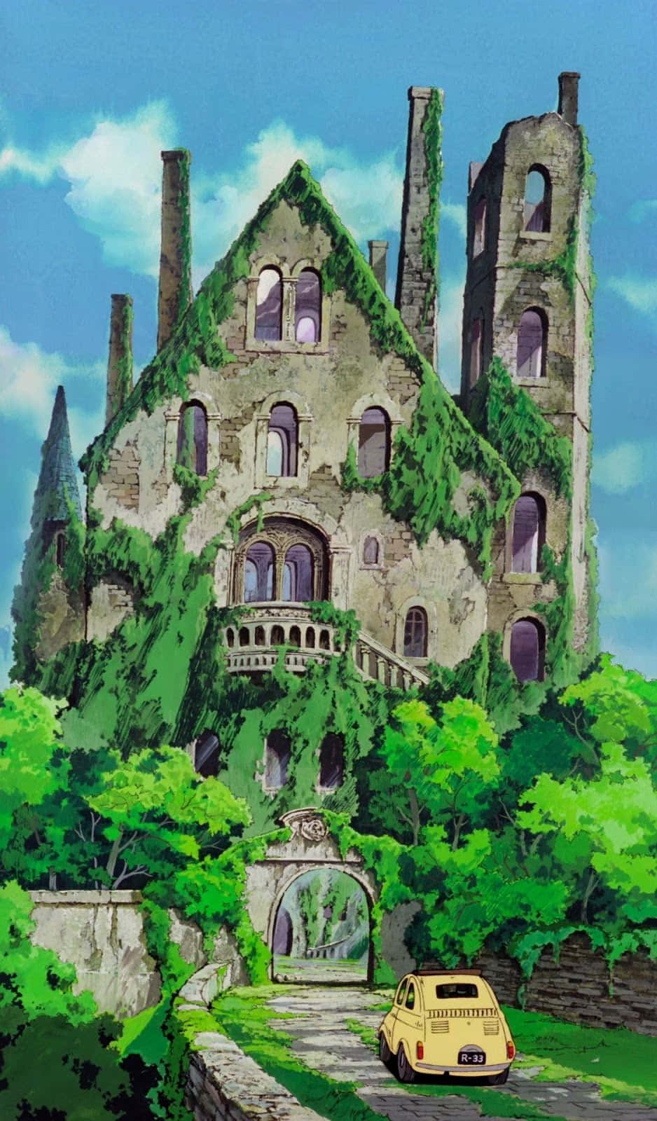 Lupin Iii The Castle Of Cagliostro 桌布 壁紙 — 一輛黃色復古汽車在晴朗藍天和蓬鬆白雲下，駛向一座宏偉、爬滿常春藤的城堡廢墟。