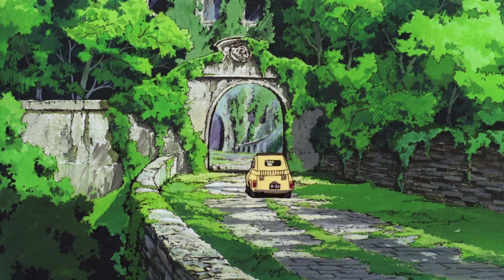 Lupin Iii The Castle Of Cagliostro 桌布 壁紙 — 一輛黃色復古汽車沿著長滿青苔的石徑駛向一個藤蔓覆蓋的拱門，周圍是茂密的綠色森林。