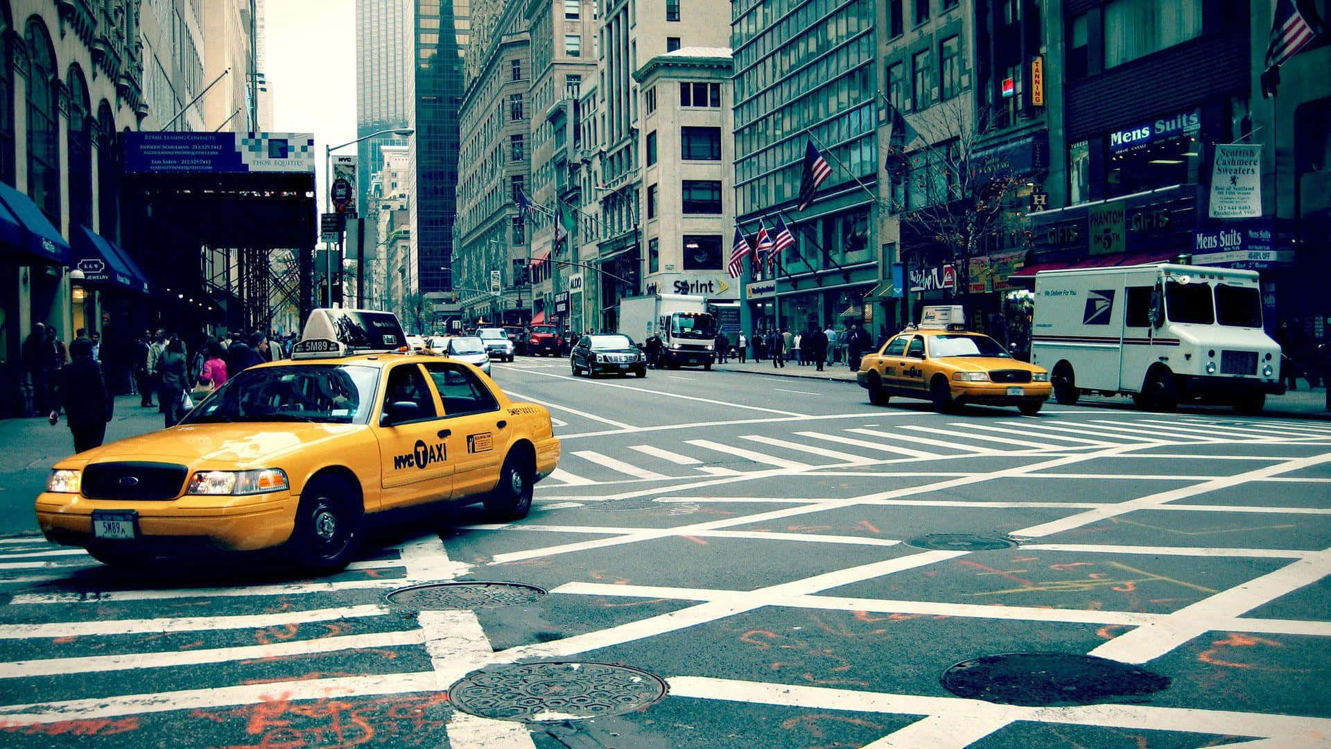 Yellow Cab 桌布 壁紙 — 一輛黃色的紐約的士穿過一條被塗鴉噴灑的街道，身處高樓大廈林立、繁華的都市峽谷中。
