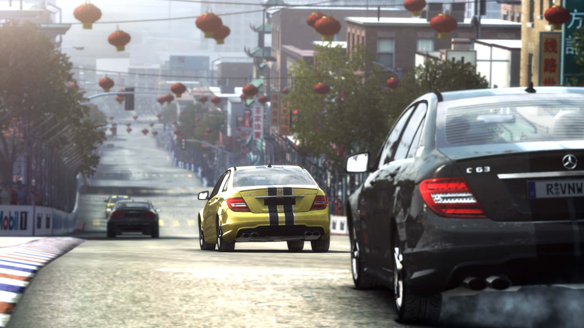 Grid Autosport 桌布 壁紙 — 一輛黃色賽車在煙霧瀰漫的街道上飛馳，街道兩旁掛滿紅燈籠，人群歡呼，進行一場高風險的城市賽車。