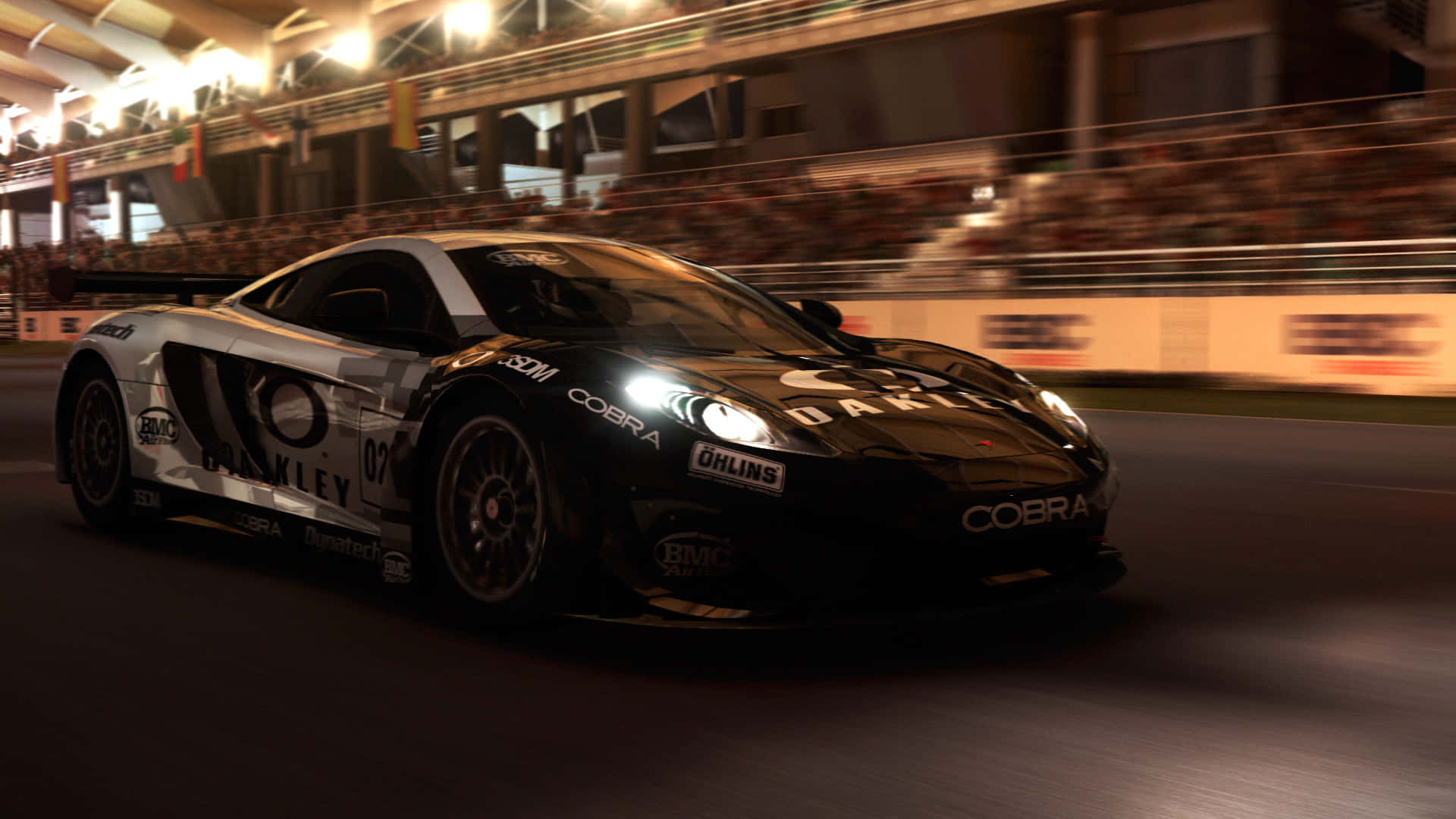 Grid Autosport 桌布 壁紙 — 一輛黑白賽車在擠滿觀眾的夜間賽道上疾馳，觀眾模糊，燈光閃爍。
