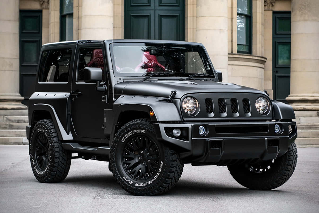 一輛黑色Jeep停泊在建築物前 壁紙