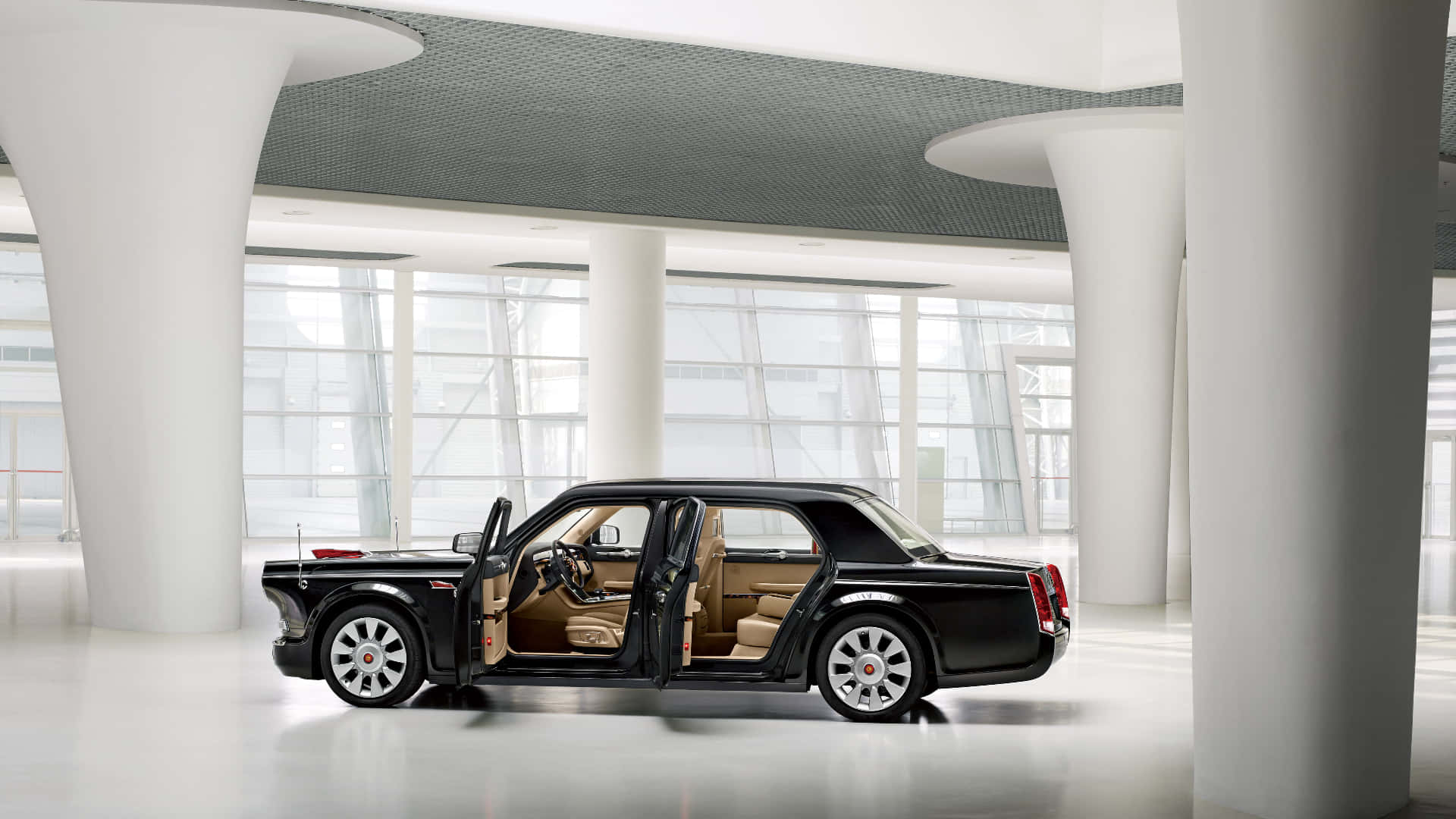 Hongqi 桌布 壁紙 — 一輛黑色勞斯萊斯幻影打開車門，在明亮簡約的白色現代大廳中展現出棕褐色皮革內飾。