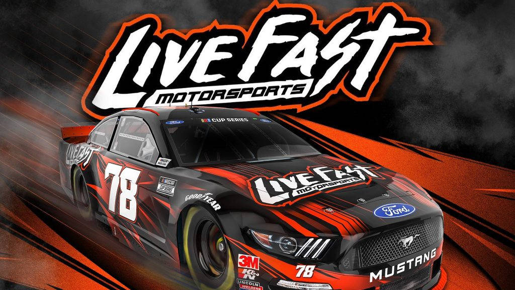 B.J. McLeod Live Fast Motorsports 壁紙 — 一輛黑色和橙色的福特野馬賽車（編號78）在「Live Fast Motorsports」標誌下，穿過動態模糊背景飛馳。