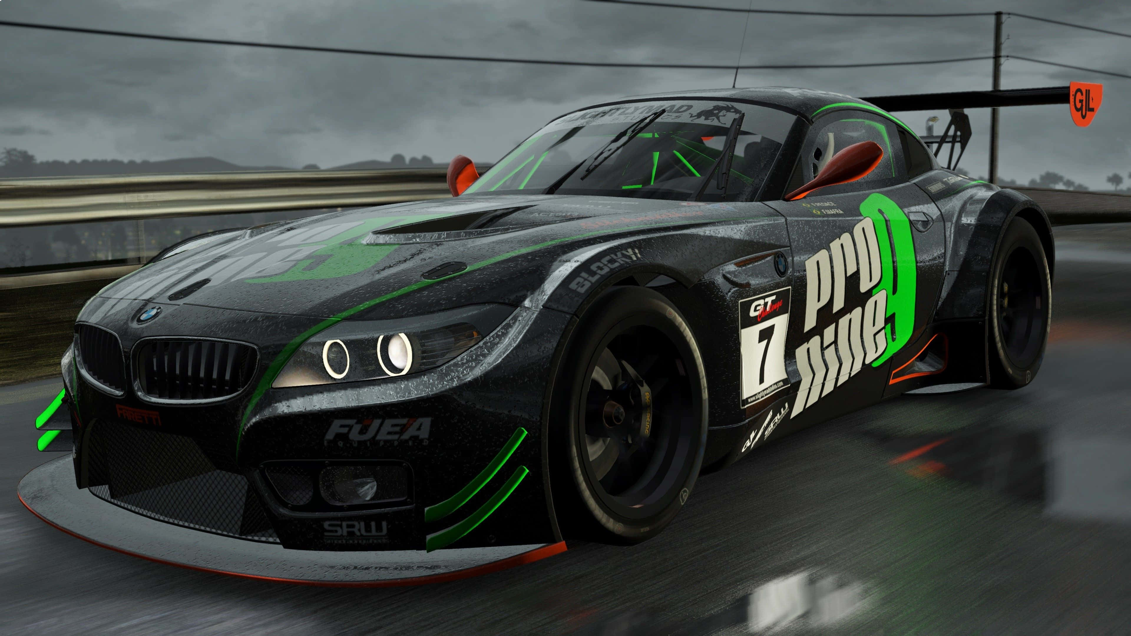 Racing Games 桌布 壁紙 — 一輛黑色和綠色的7號賽車在灰色天空下沿著潮濕的賽道疾馳。