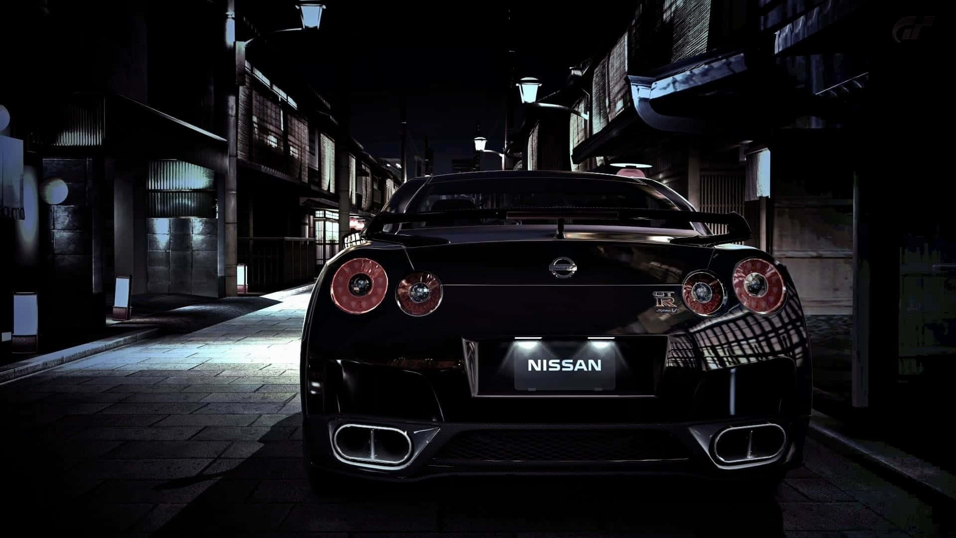 Gtr 桌布 壁紙 — 一輛黑色日產GT-R跑車在夜間狹窄昏暗的日本小巷中，在街燈下閃閃發光。