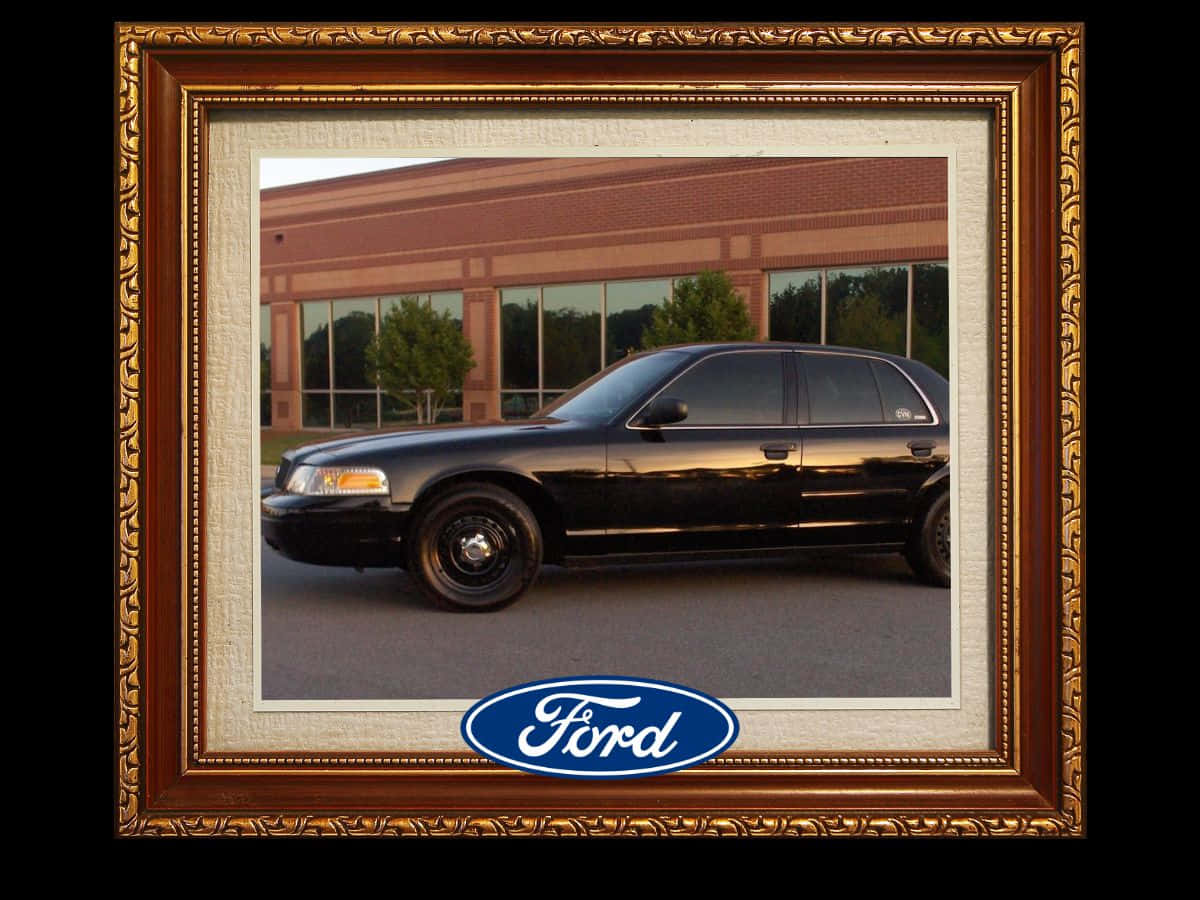 Ford Crown Victoria 桌布 壁紙 — 一輛黑色福特房車鑲嵌在華麗的金色和棕色相框中，下方有福特標誌。