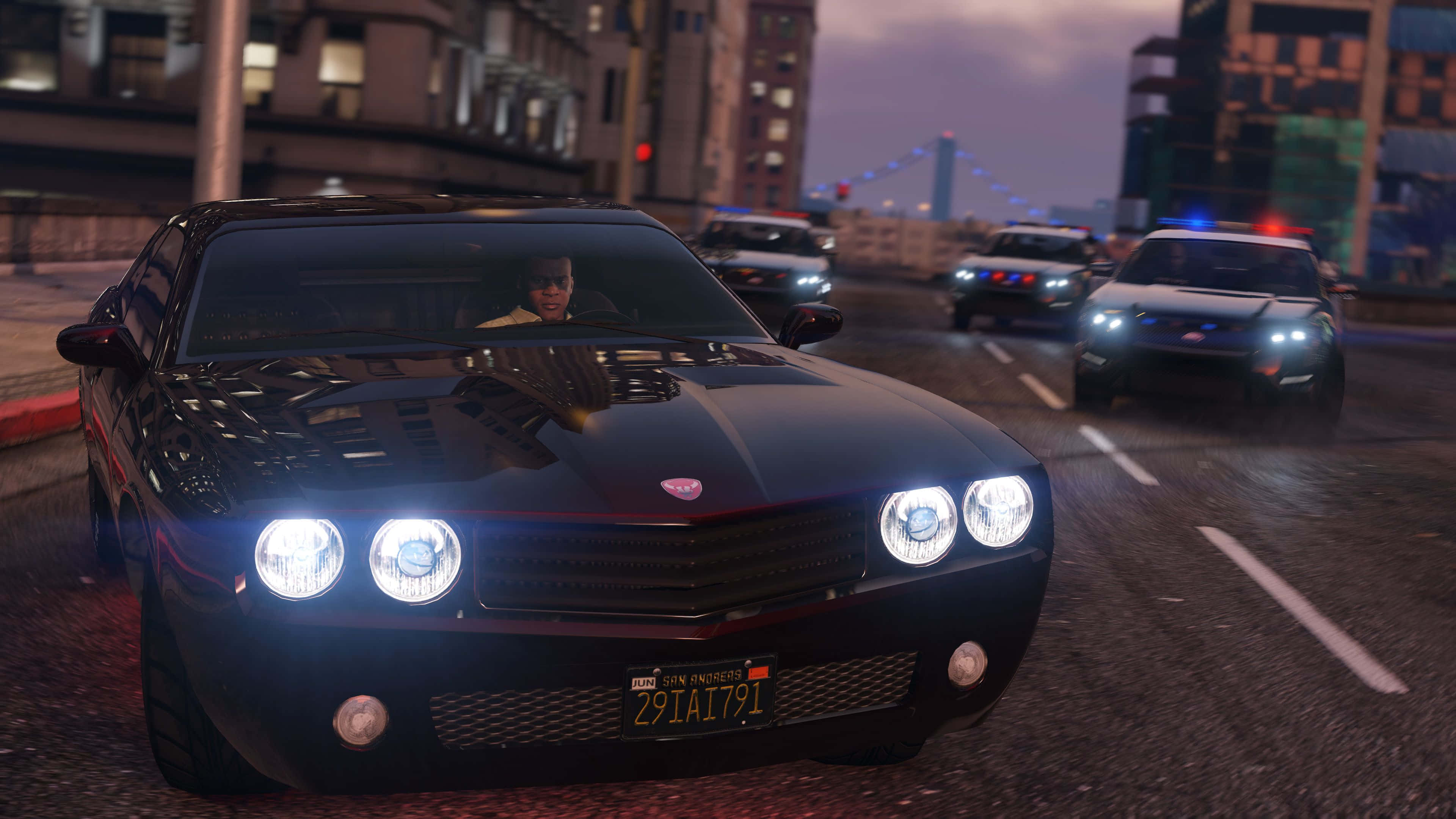 Gta V 4K 桌布 壁紙 — 一輛黑色肌肉車亮著車頭燈在雨天的城市街道上飛馳，被閃著警燈的警車追捕。