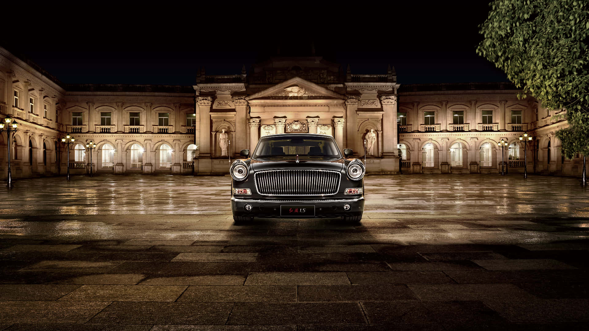 Hongqi 桌布 壁紙 — 一輛黑色豪華轎車在夜燈下閃耀，前方是一座宏偉的燈光新古典主義宮殿，濕漉漉的反射性路面。
