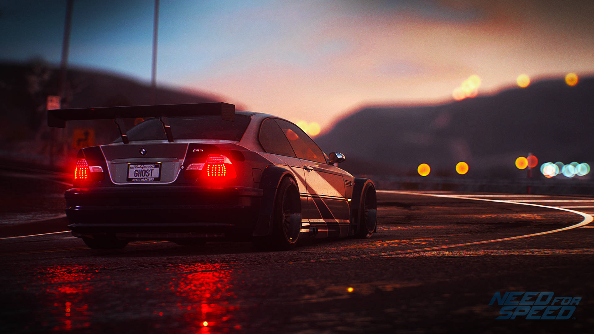 《Need For Speed》BMW M3 GTR 壁紙 — 一輛黑色賽車在黃昏時分，亮著紅色尾燈，在濕滑的道路上疾馳，背景是模糊的城市燈光。