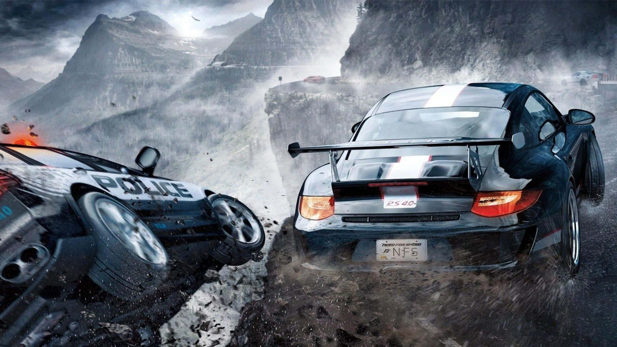 Racing Games 桌布 壁紙 — 一輛黑色跑車在霧氣籠罩的山峰和暴風雨的天空下，從一輛翻側的警車旁疾馳而去。