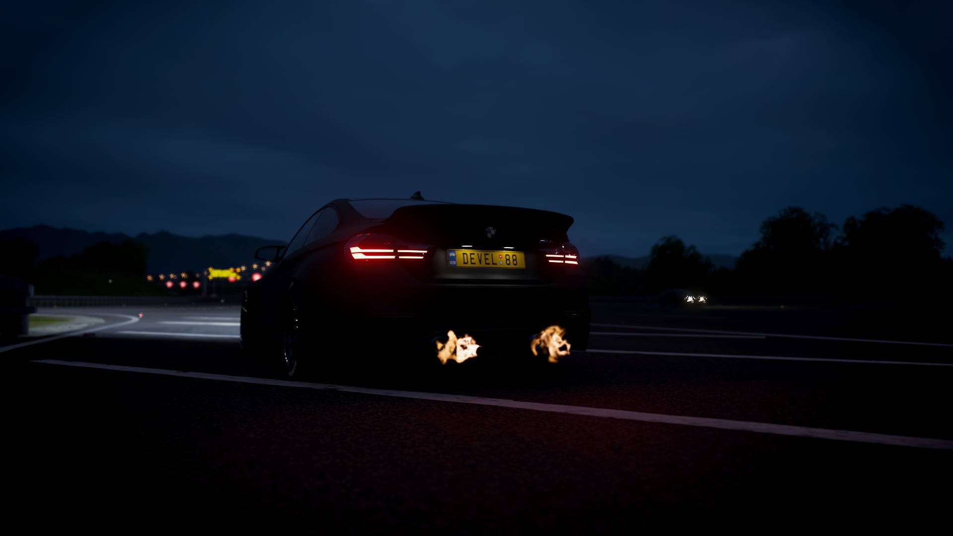 Sports Car 桌布 壁紙 — 一輛黑色跑車帶著發光的排氣火焰在夜間沿著黑暗的高速公路飛馳，遠處有燈光。