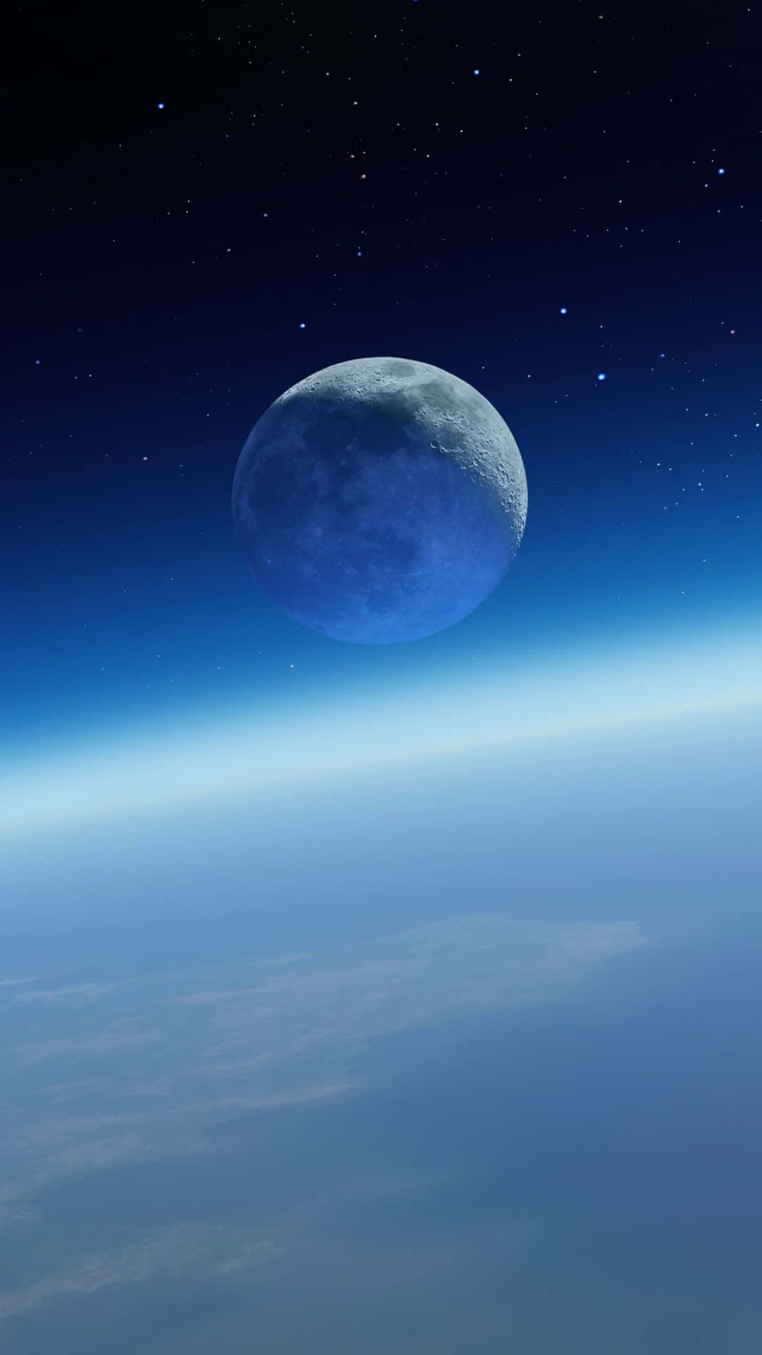 Beautiful Space 桌布 壁紙 — 一輪寧靜的藍色月亮懸掛在繁星點點的夜空，上方是發光的大氣地平線。