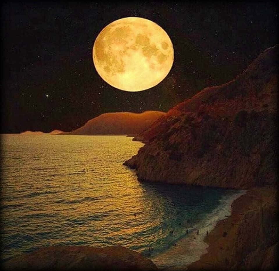 Beautiful Moon 桌布 壁紙 — 一輪巨大發光的滿月照亮了寧靜海洋上方的星空之夜，海洋上有岩石峭壁和沙灘。