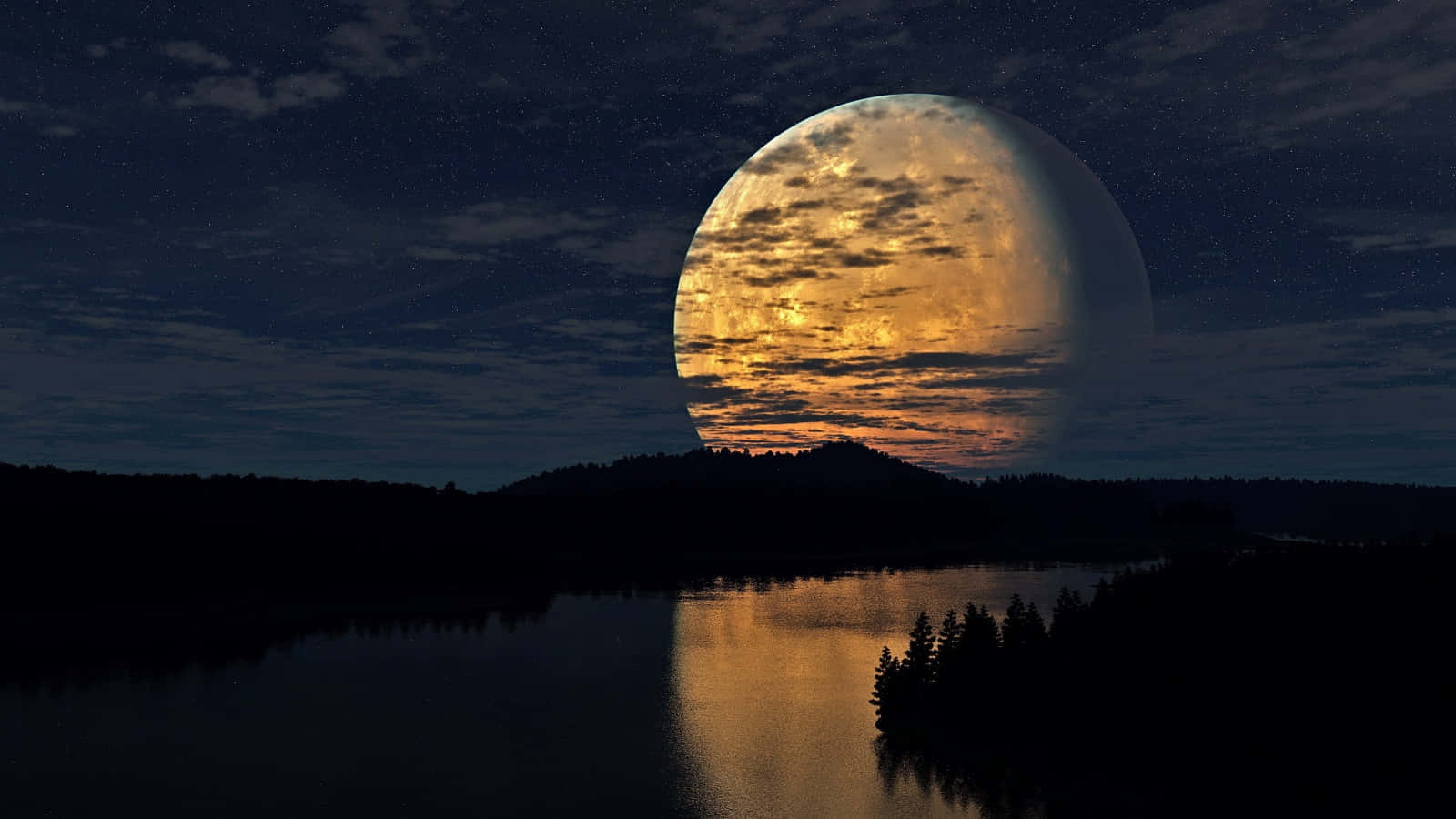 Beautiful Moon 桌布 壁紙 — 一輪巨大的發光月亮在黑暗的森林湖上升起，在繁星點點的夜空下反射出金色的光芒。