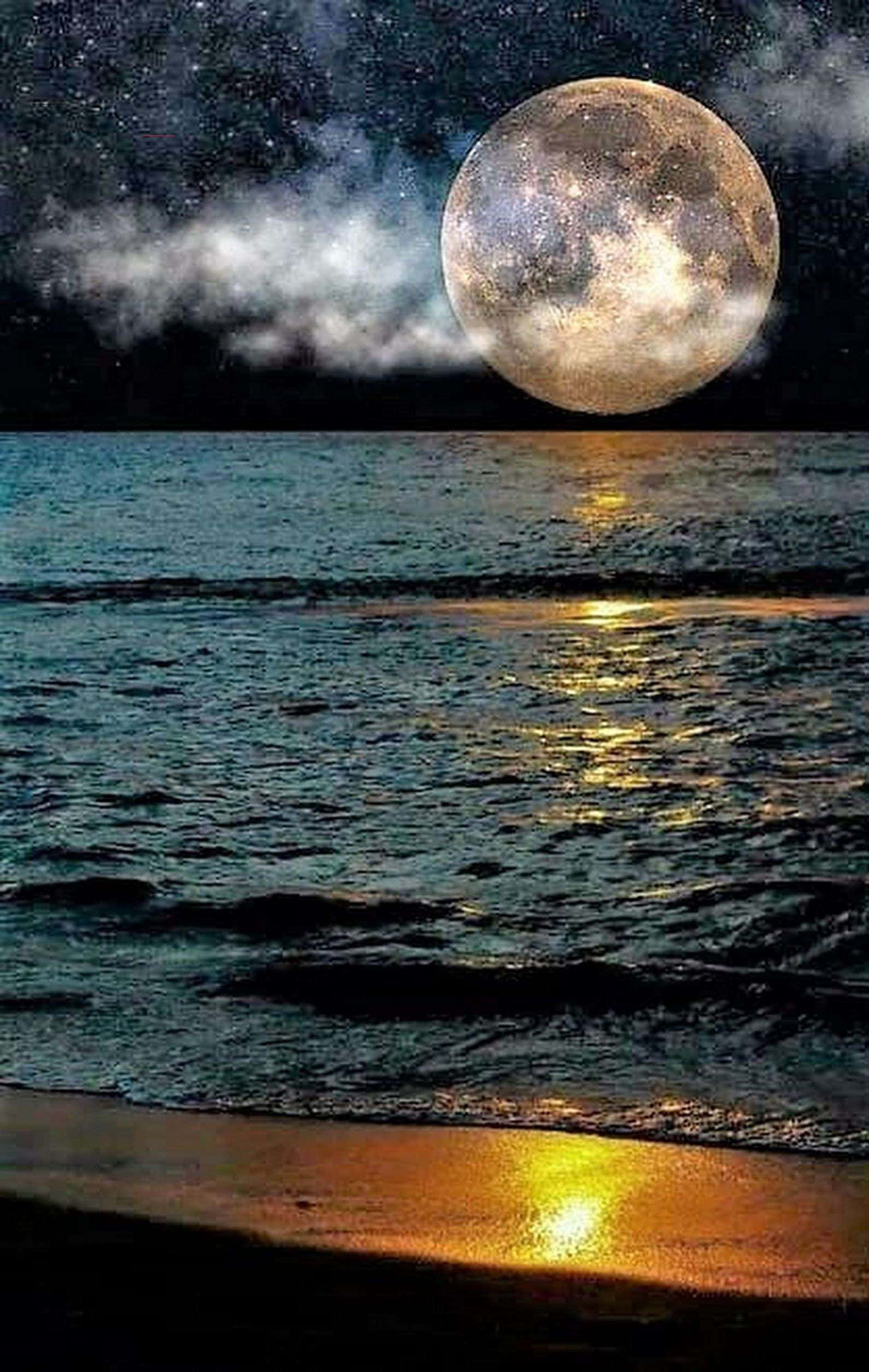 美麗月亮 桌布 壁紙 — 一輪巨大的發光月亮懸掛在繁星點點的夜空上，在黑暗的海洋和濕沙上投下金色的倒影。