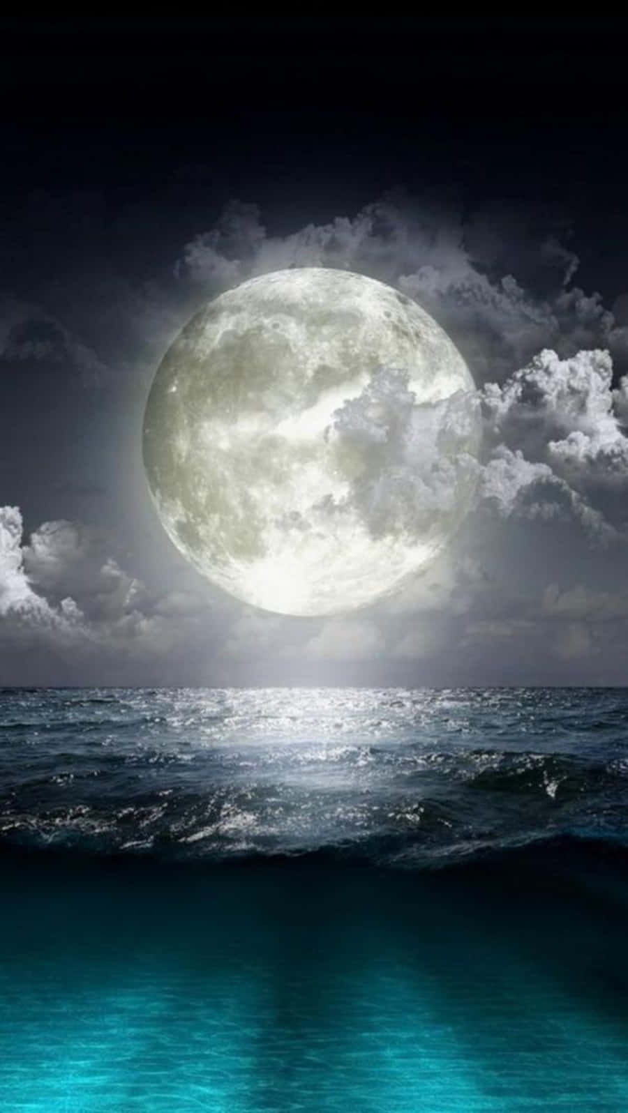 Beautiful Moon 桌布 壁紙 — 一輪巨大的發光滿月從波濤洶湧的海洋上升起，邊緣環繞著烏雲。