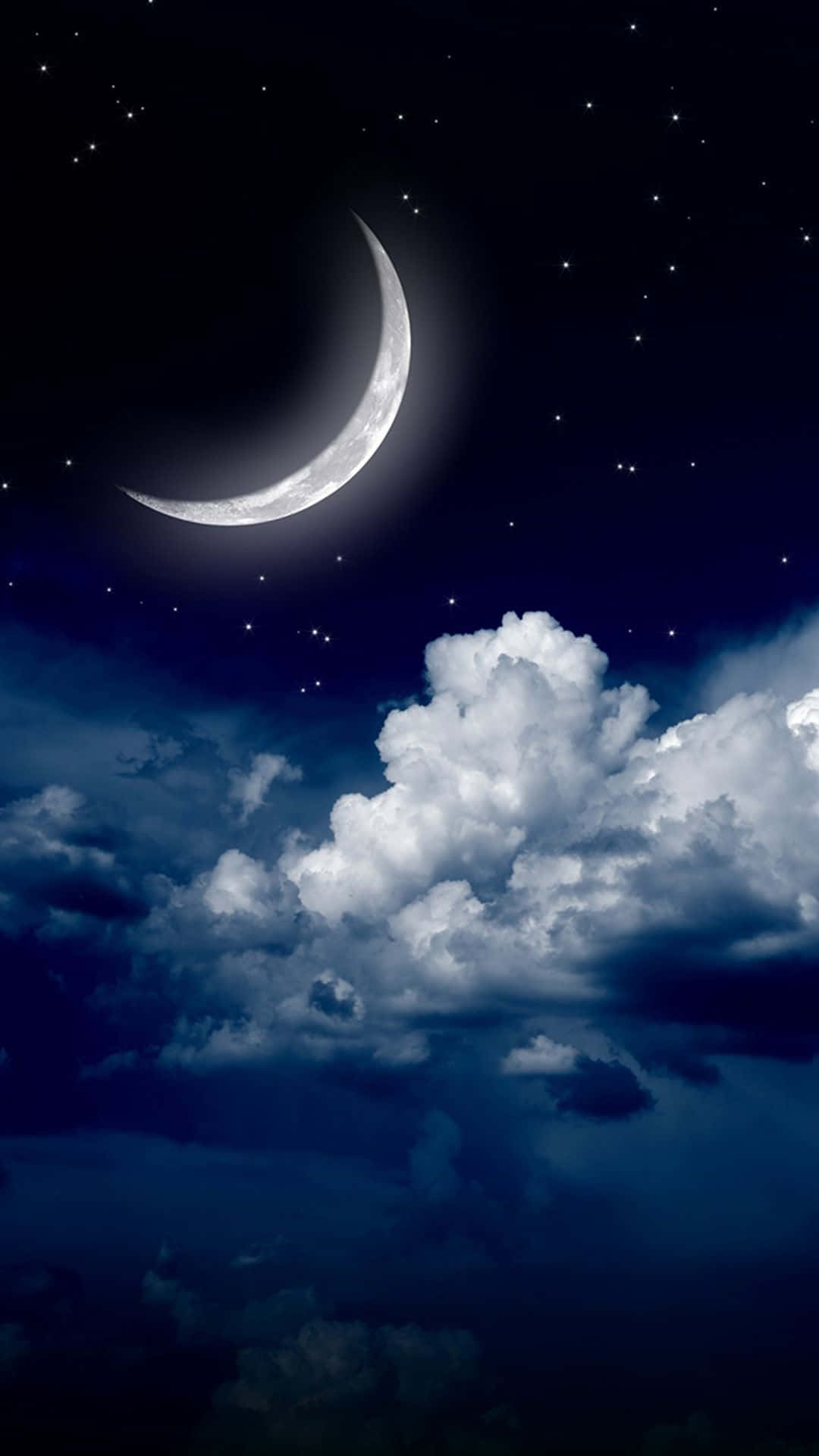 月亮與星星動畫 桌布 壁紙 — 一輪明亮的彎月在繁星點點的夜空下，在戲劇性的雲層上方發光。