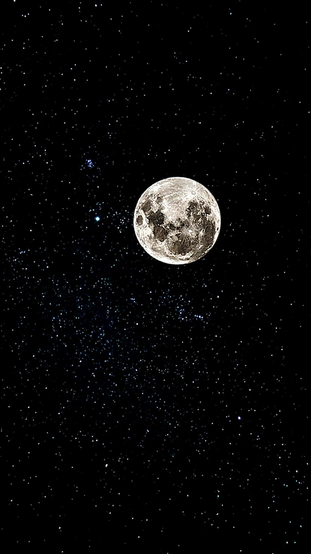 Aesthetic Night Sky 桌布 壁紙 — 一輪明亮的滿月，帶有可見的隕石坑，在深邃漆黑的夜空中，閃爍著無數星星的密集星場襯托下發光。