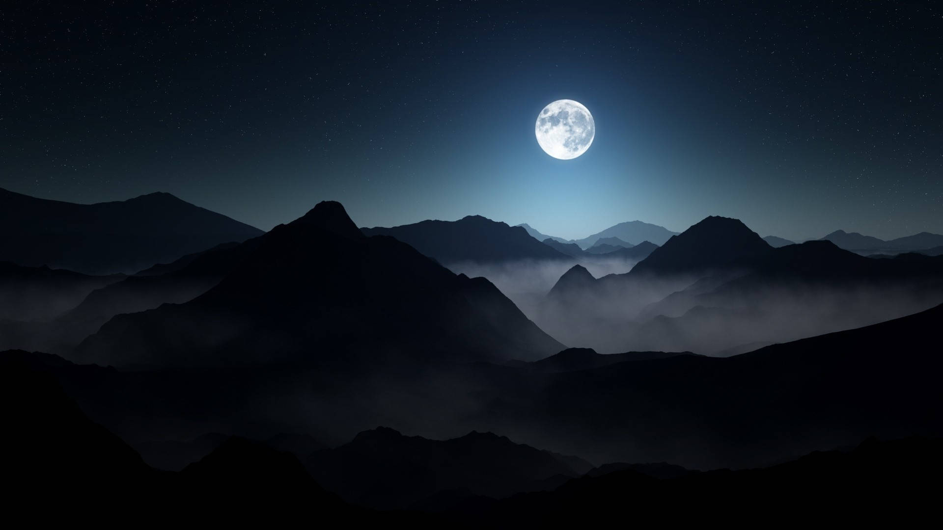 夜空 桌布 壁紙 — 一輪明亮的滿月在星空下從層層疊疊、籠罩在薄霧中的山峰上升起。