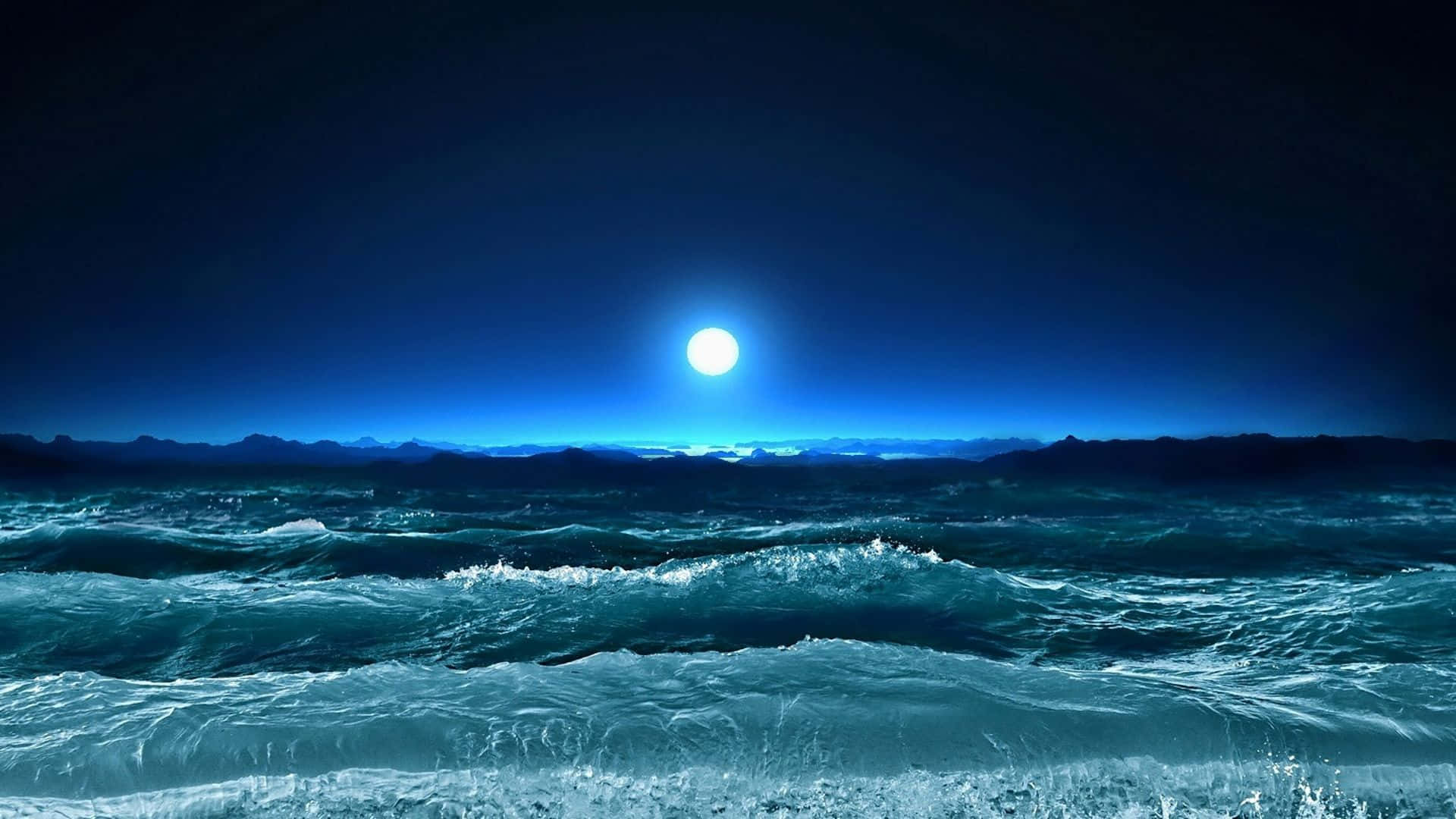 3d Ocean 桌布 壁紙 — 一輪明亮的滿月在深藍色夜空下，遠山背景中，從波濤洶湧的海洋上升起。