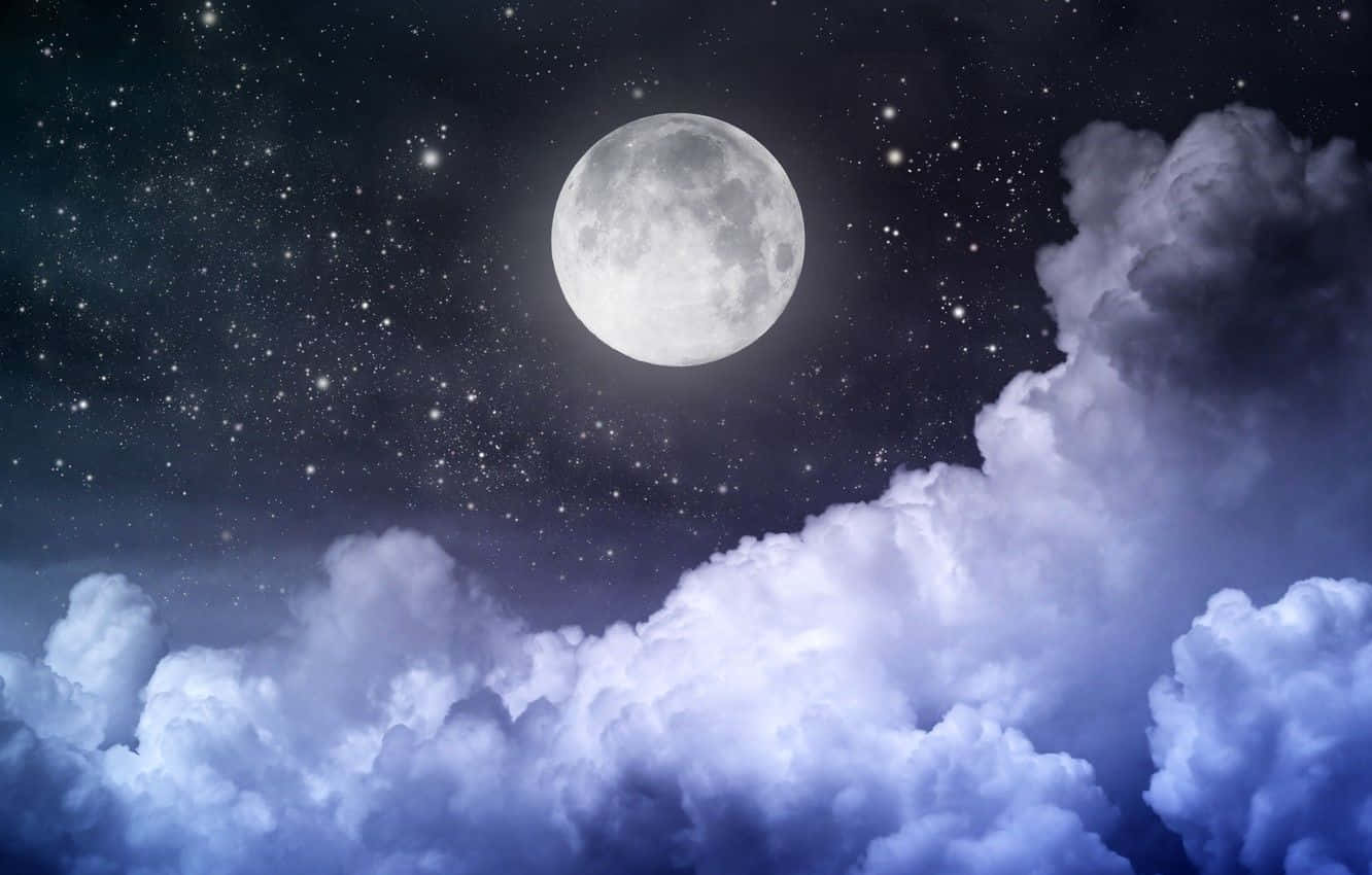 月亮與星星動畫 桌布 壁紙 — 一輪明亮的滿月在繁星點點的夜空下，在蓬鬆的雲海之上閃耀。