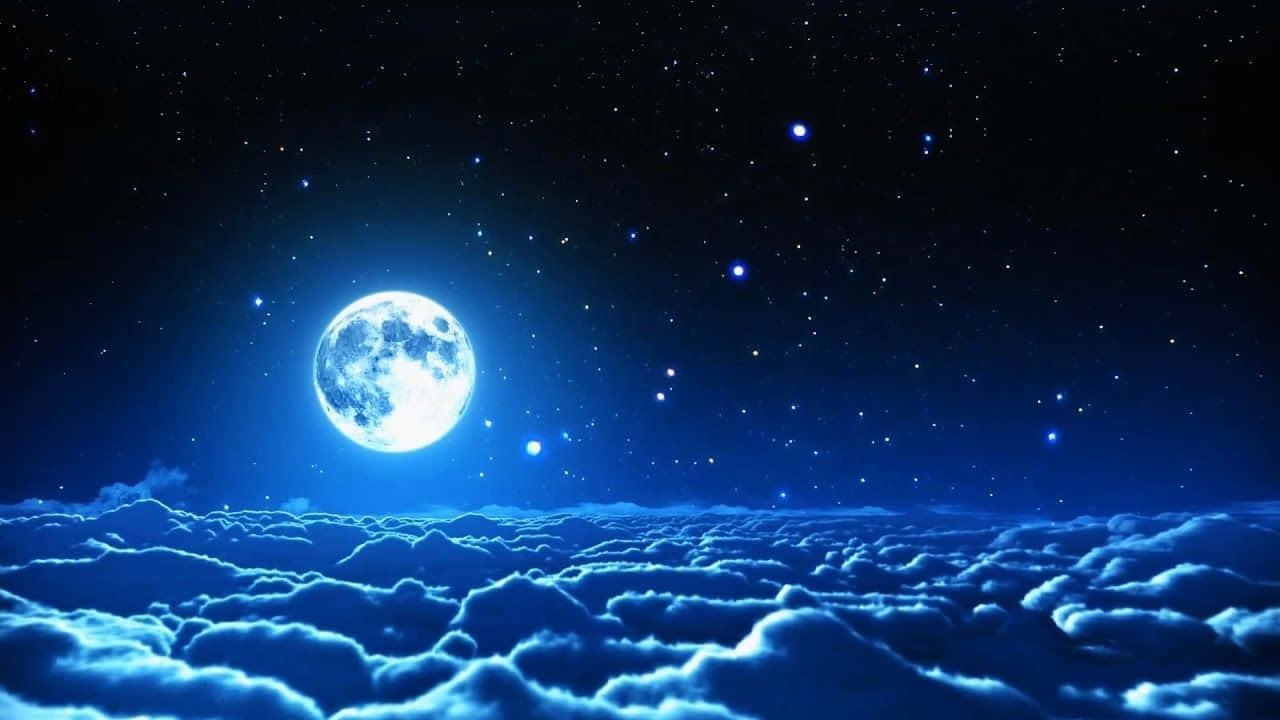 月光 桌布 壁紙 — 一輪明亮的滿月在繁星點點的夜空下，在發光的藍色雲海之上閃耀。