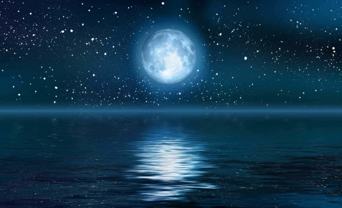 月亮與星星動畫 桌布 壁紙 — 一輪明亮的滿月在繁星點點的夜空下，在平靜的海洋上投射出寧靜的光芒。