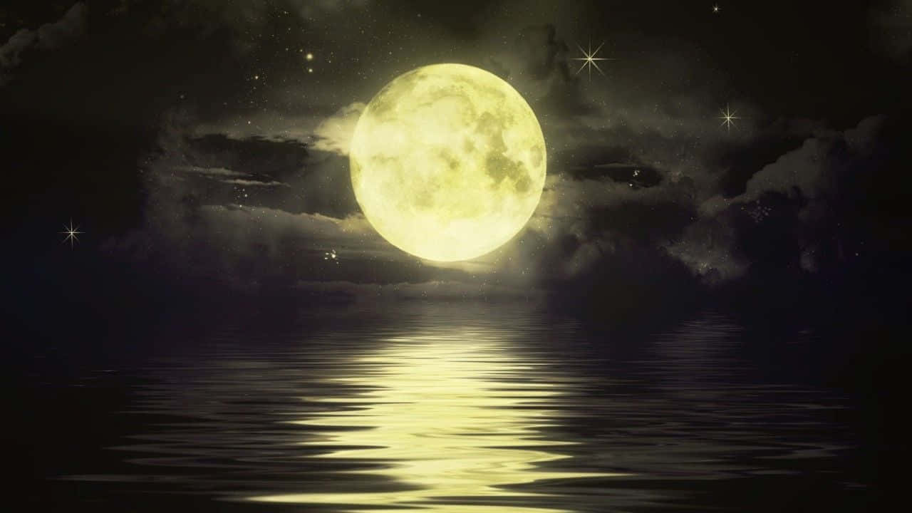 月亮與星星動畫 桌布 壁紙 — 一輪明亮的滿月在繁星點點的夜空下，將金色的光芒灑在平靜的海洋和飄動的雲朵上。
