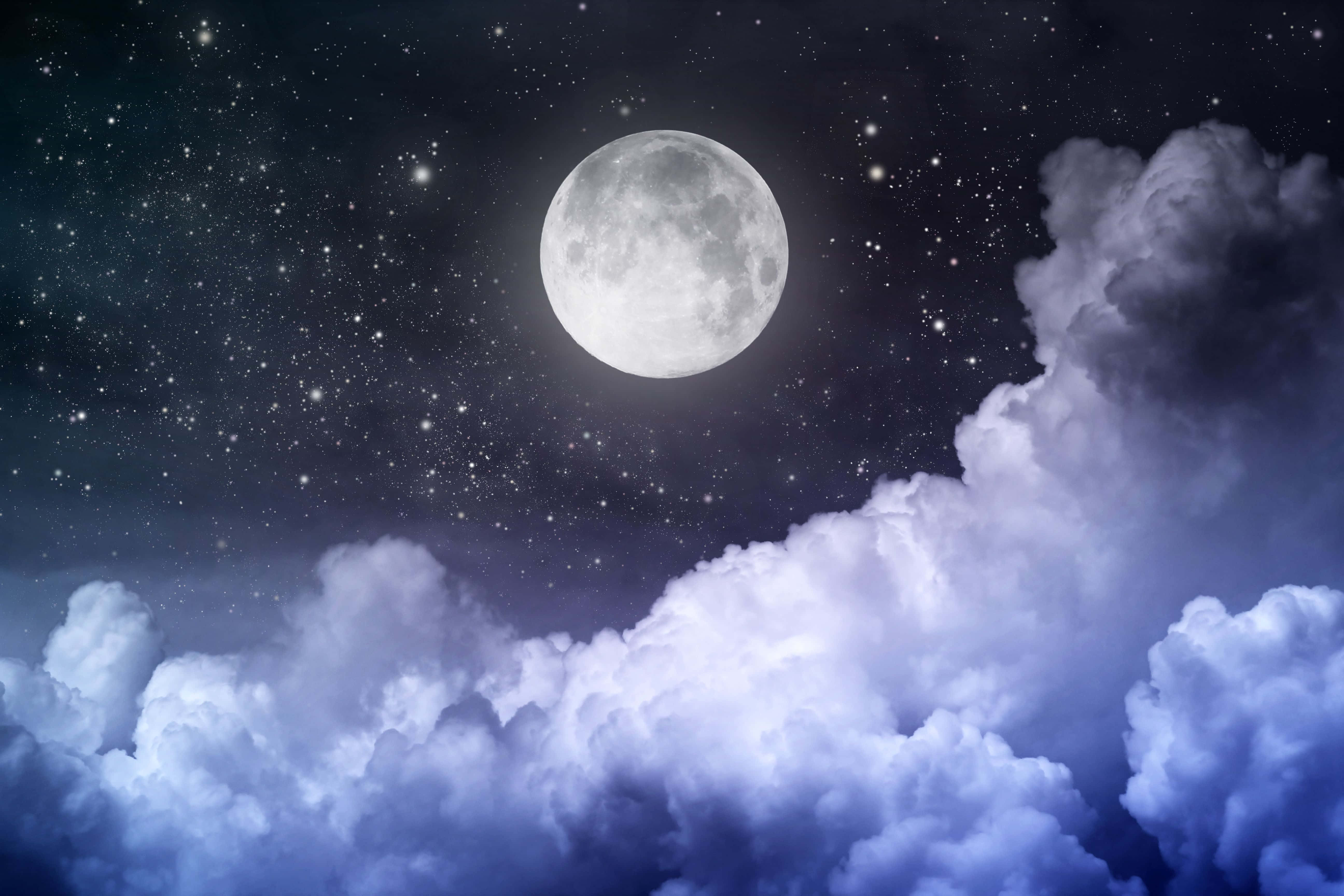 月光 桌布 壁紙 — 一輪明亮的滿月在繁星點點的夜空下，在旋轉的紫色和白色雲層上方發光。