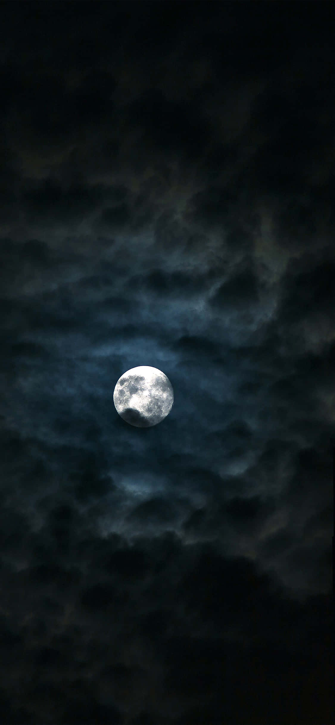 Dark Night 桌布 壁紙 — 一輪明亮的滿月穿透旋轉的烏雲，營造出陰鬱的夜空。