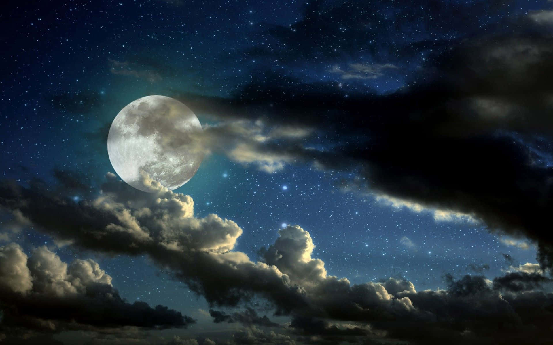 月亮與星星動畫 桌布 壁紙 — 一輪明亮的滿月穿過戲劇性的雲層，在繁星點點的夜空下閃耀。
