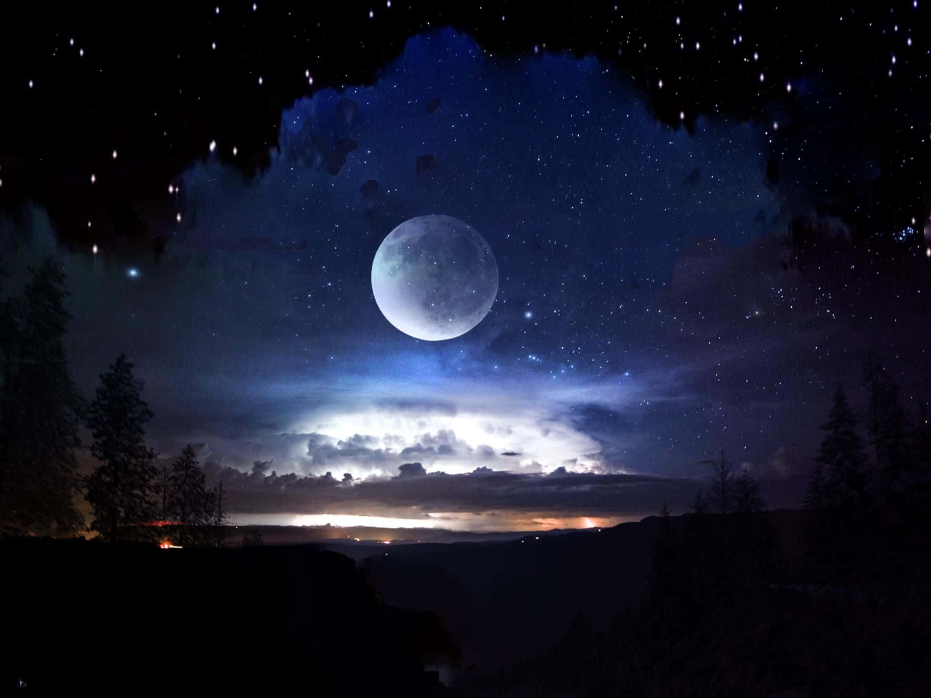 月亮與星星動畫 桌布 壁紙 — 一輪明亮的滿月高掛在繁星點點的夜空之上，戲劇性的雲朵和松樹的剪影框住了遠處發光的地平線。