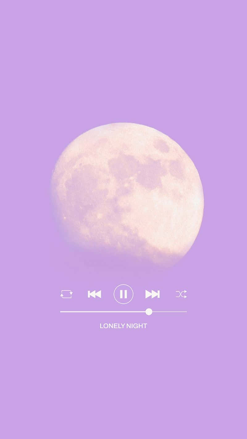 Purple Phone 桌布 壁紙 — 一輪淡白的滿月漂浮在柔和的薰衣草色天空上，帶有極簡音樂播放器疊加層。