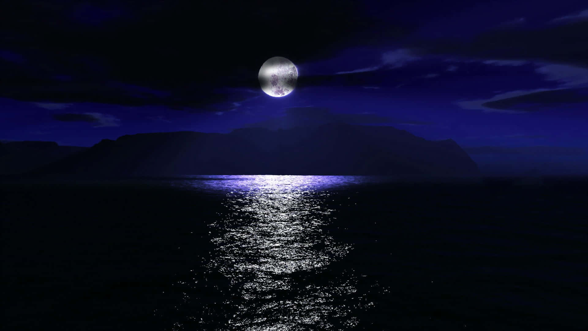 Dark Ocean 桌布 壁紙 — 一輪滿月在深紫色夜空下，在黑暗的海洋上投射出一條閃爍的銀色路徑，並有山脈的剪影。